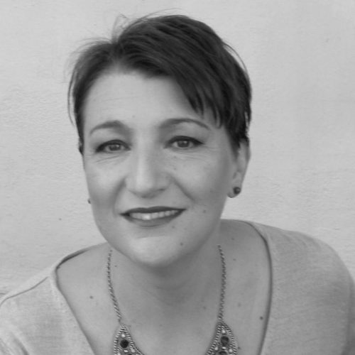 Chiara Angella è cantante lirica di fama internazionale. Ha aperto la sua scuola di canto a Verona.