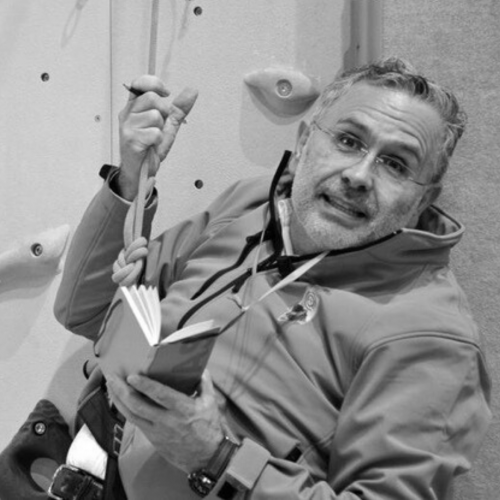 Lorenzo Carpanè è formatore, consulente aziendale, scrittore. Ha pubblicato saggi di storia e critica letterarie e alcuni romanzi.