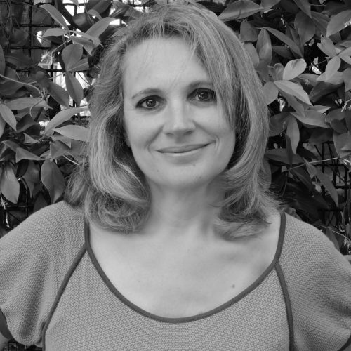 Scrittrice di racconti. Ha vissuto i diversi stati in giro per il mondo. Insegna alla Chulalongkorn University di Bangkok.