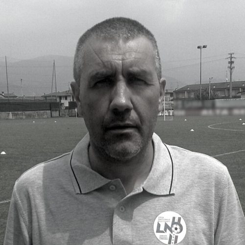 Daniele Tacchini (allenatore professionista UEFA A – da più di 30 anni sui campi come tecnico di settori giovanili e prime squadre dilettanti e professioniste.