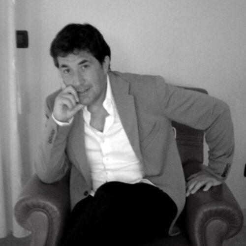 Claudio Liberstell é il nome che ha scelto il Prof. Claudio Gnaccarini per realizzare opere letterarie. Claudio si è laureato a Padova in Chimica Farmacautica, ha un dottorato di ricerca conseguito alla Goethe University di Francoforte, ha lavorato due anni come ricercatore in Canada.