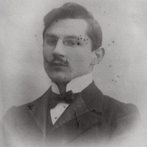 Massimo Spiritini (1879-1963) Nato a Zevio il 25 agosto 1879, frequenta il Liceo Classico a Verona; laureatosi in lettere a Padova, insegna e si occupa di letteratura italiana tutta la vita.