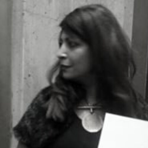 Doha Assy è egittologa e autrice di romanzi e racconti brevi di risonanza internazionale.