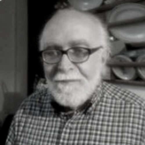 Marco Pasa, già docente di materie letterarie, è archivista presso l'Archivio di Stato di Verona.