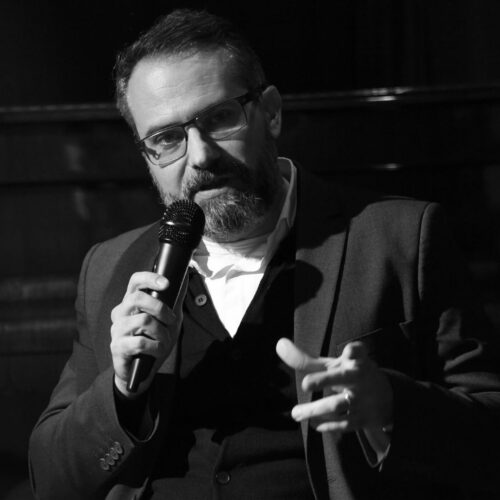 Franco Lonati insegna Letteratura Inglese e Cultura e Storia dei Paesi di Lingua Inglese all'Università Cattolica.